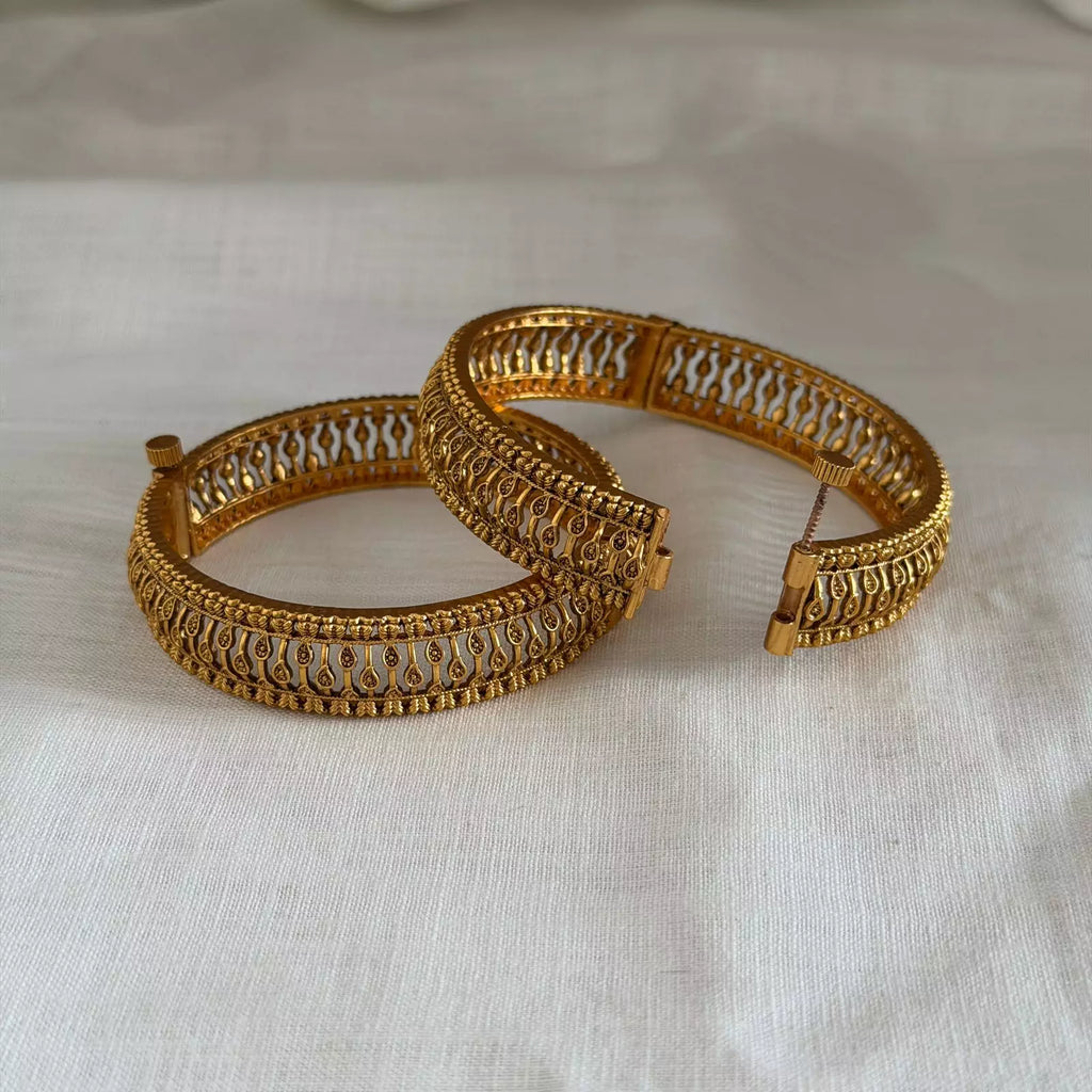 Antique Bangle AB61