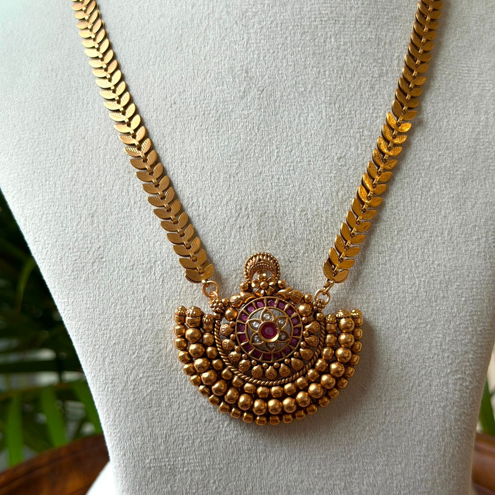 Antique Gold Finish Leaf Pattern Hara Set with Ruby Centerpiece Pendant – Traditional South Indian Long Necklace AH70