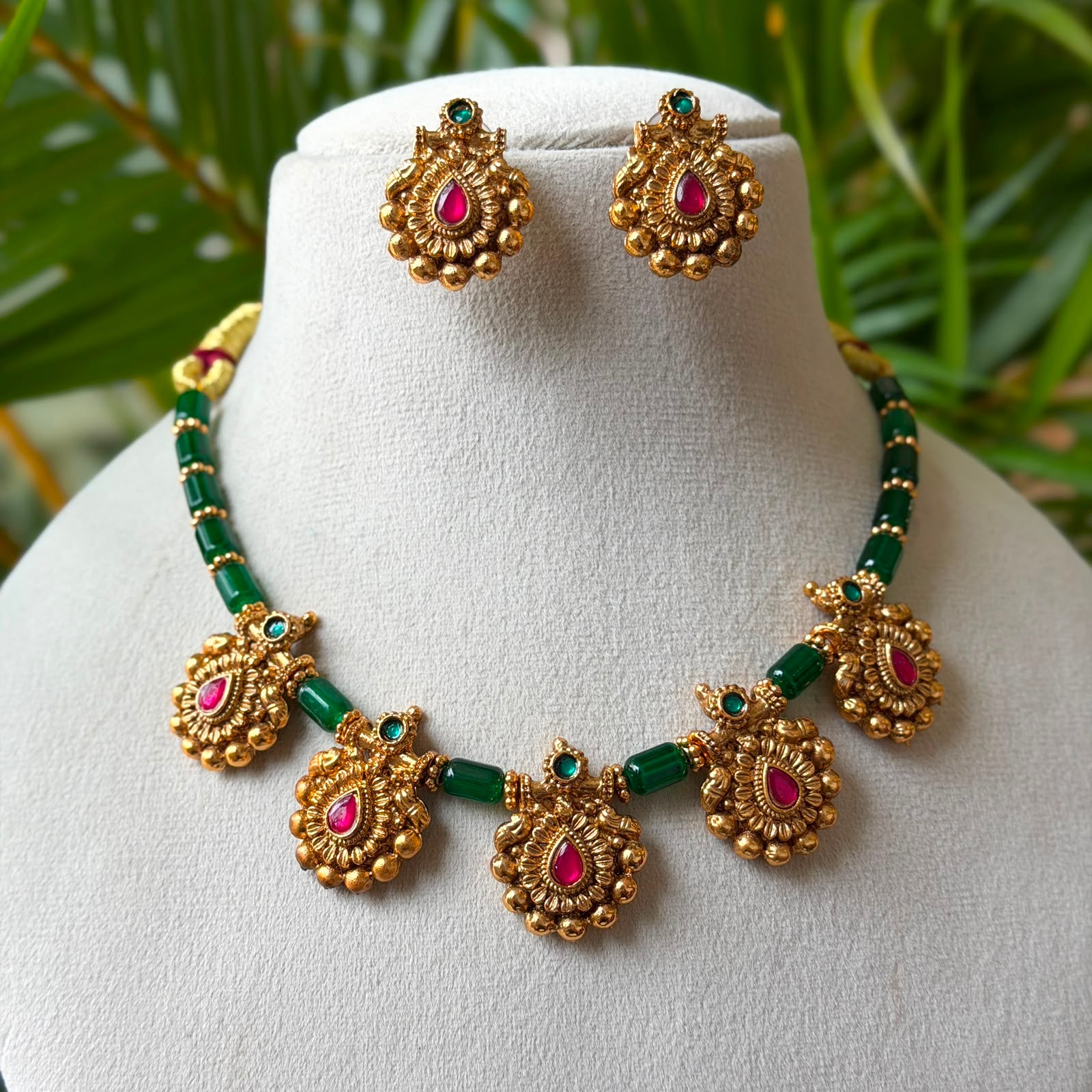 Antique Gold Finish Green Bead Short Necklace Set with Ruby Kemp Medallions – Traditional South Indian Choker with Stud Earrings AN295
