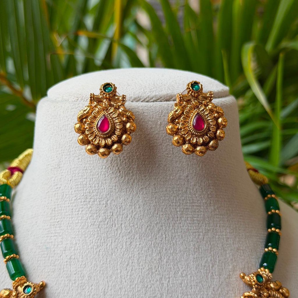Antique Gold Finish Green Bead Short Necklace Set with Ruby Kemp Medallions – Traditional South Indian Choker with Stud Earrings AN295