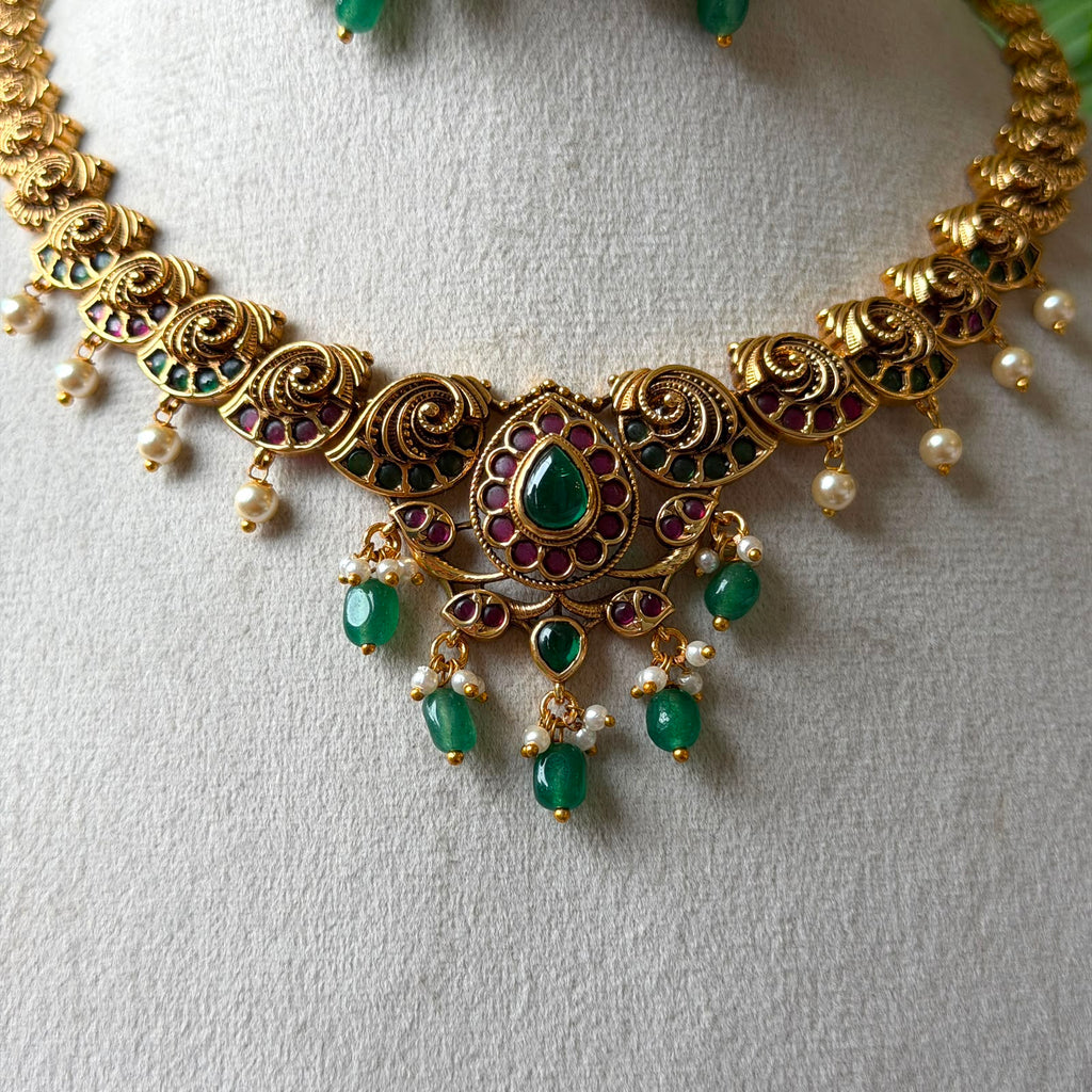 Traditional Antique Gold Kemp Stone Choker Necklace Set – Ruby Emerald Pendant-Style Attigai with Matching Drop Earrings & Pearl Dangles AN303