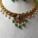 Traditional Antique Gold Kemp Stone Choker Necklace Set – Ruby Emerald Pendant-Style Attigai with Matching Drop Earrings & Pearl Dangles AN303