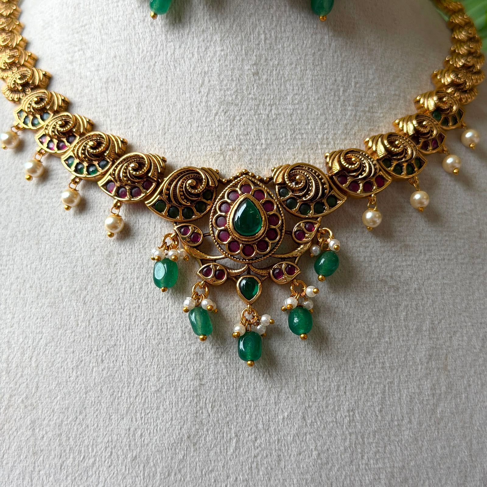 Traditional Antique Gold Kemp Stone Choker Necklace Set – Ruby Emerald Pendant-Style Attigai with Matching Drop Earrings & Pearl Dangles AN303