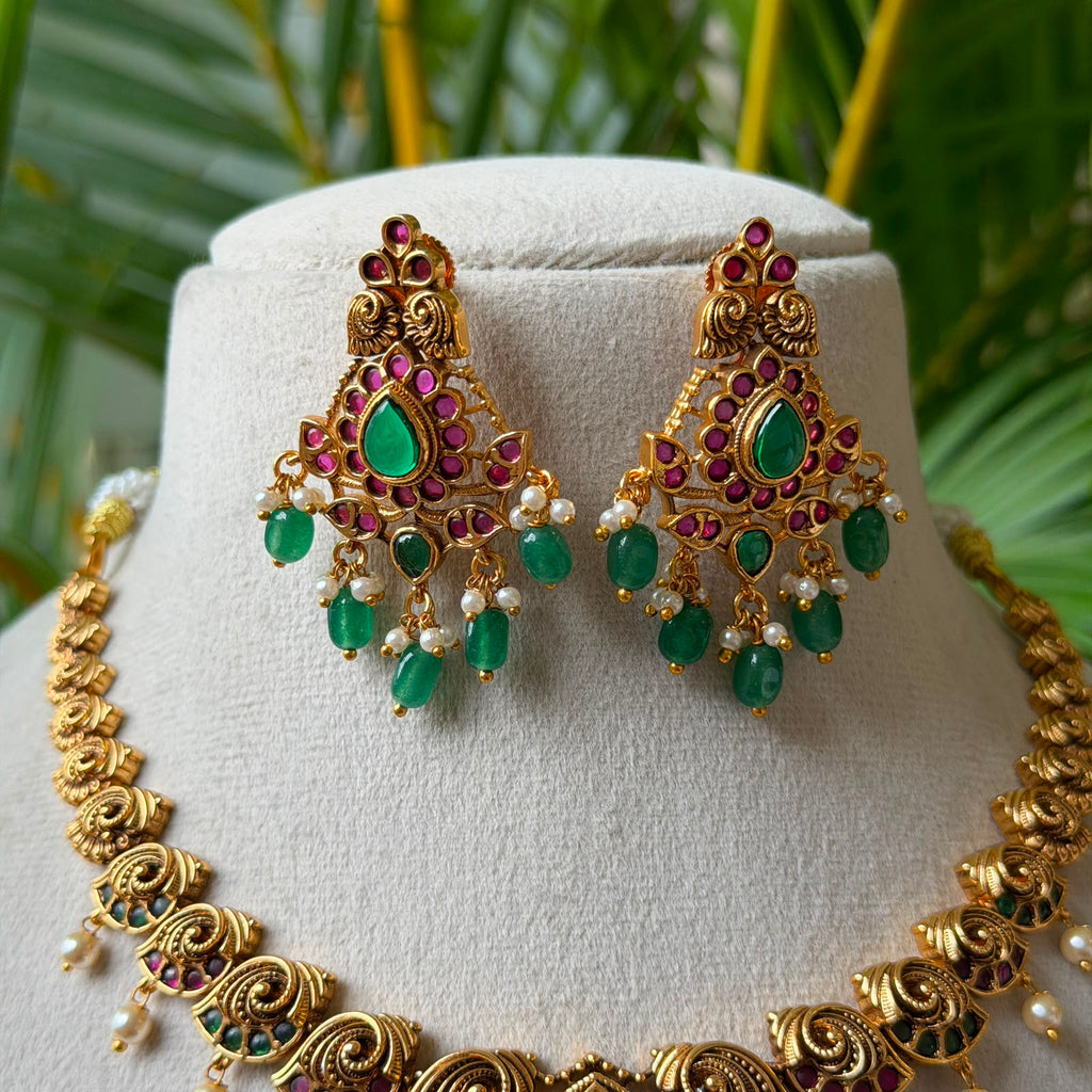 Traditional Antique Gold Kemp Stone Choker Necklace Set – Ruby Emerald Pendant-Style Attigai with Matching Drop Earrings & Pearl Dangles AN303