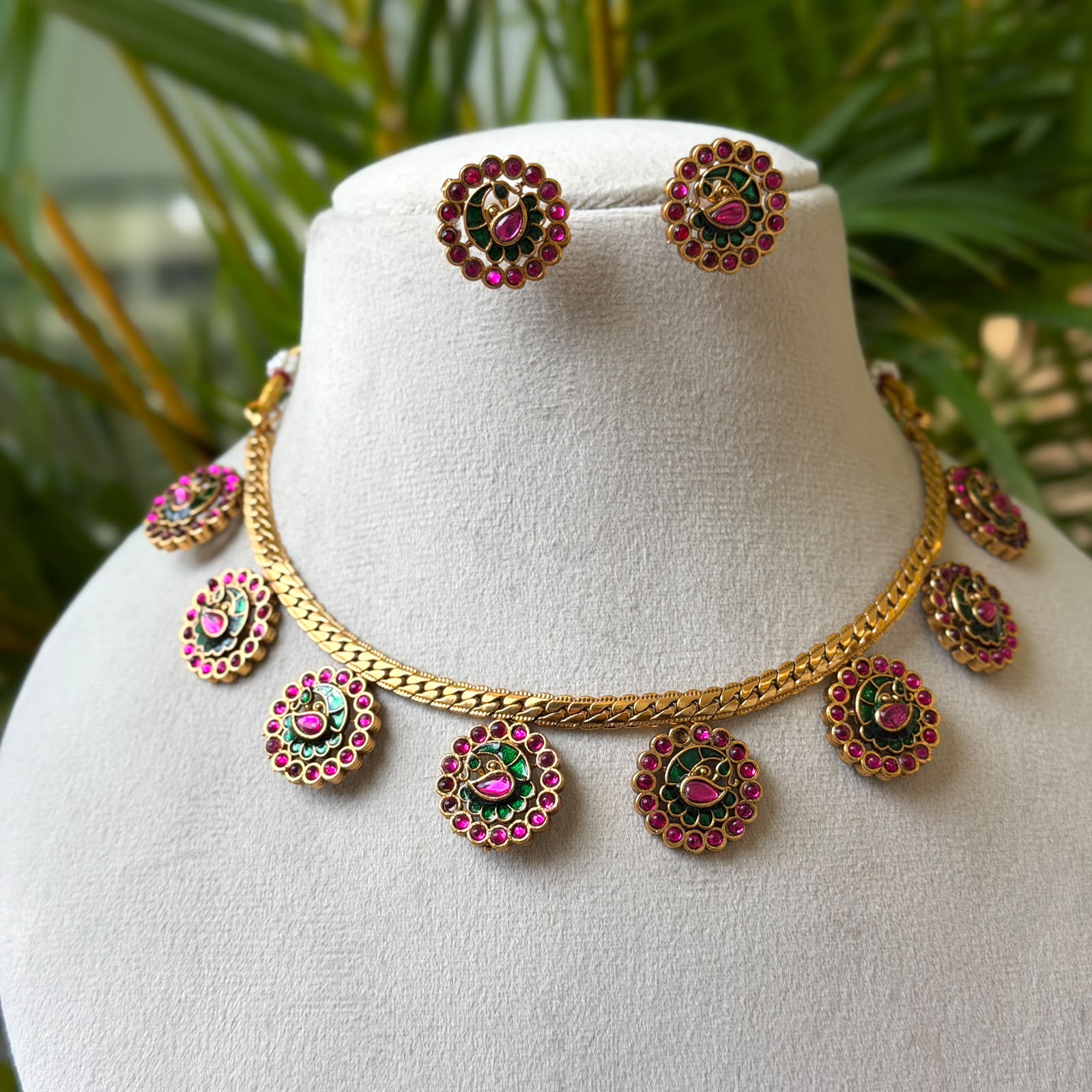 Antique Gold Peacock Medallion Drop Necklace Set – Ruby Pink & Emerald Kemp Multi-Pendant Choker with Matching Studs AN305