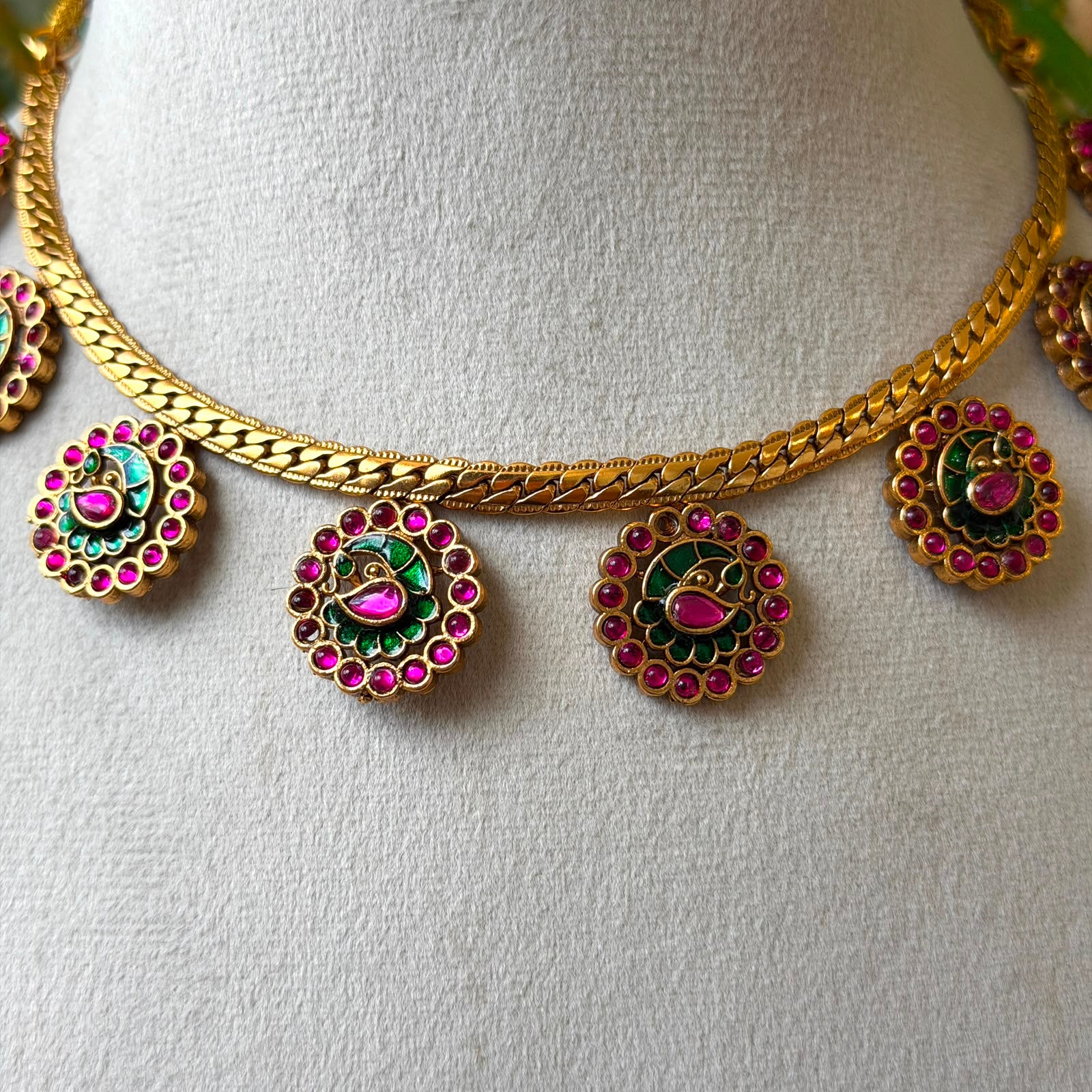 Antique Gold Peacock Medallion Drop Necklace Set – Ruby Pink & Emerald Kemp Multi-Pendant Choker with Matching Studs AN305