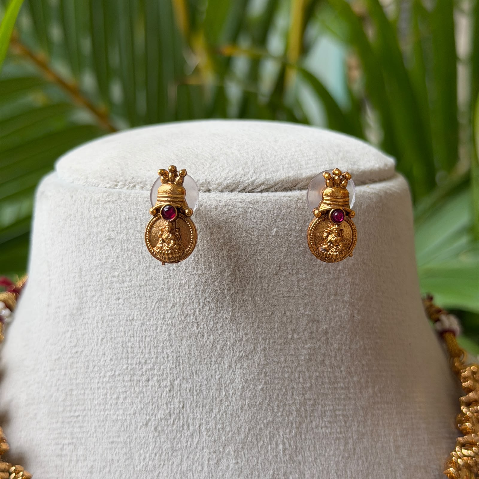 Antique Gold Lakshmi Kasu Mala Short Necklace Set – Traditional Coin Choker with Ruby Accents AN299