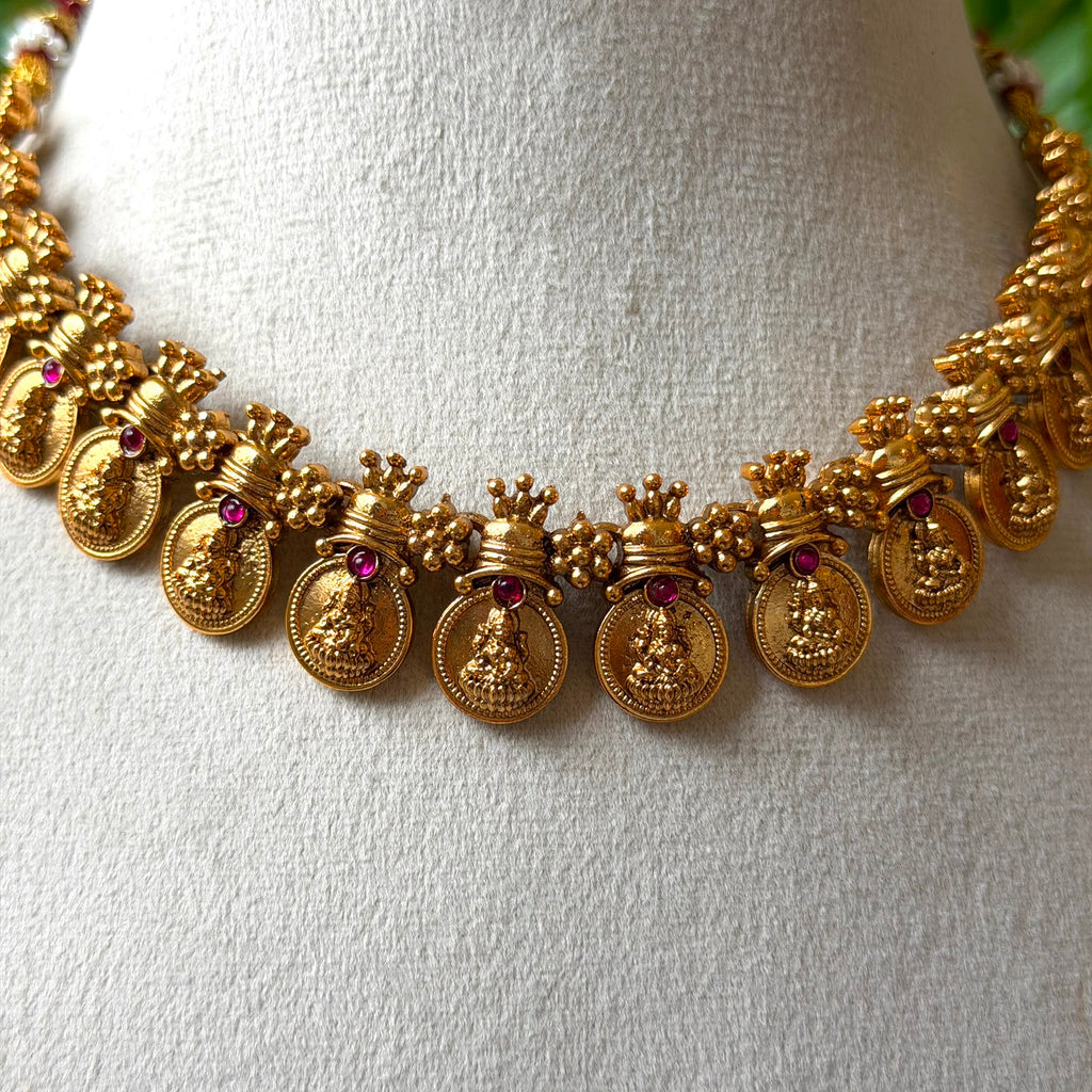Antique Gold Lakshmi Kasu Mala Short Necklace Set – Traditional Coin Choker with Ruby Accents AN299