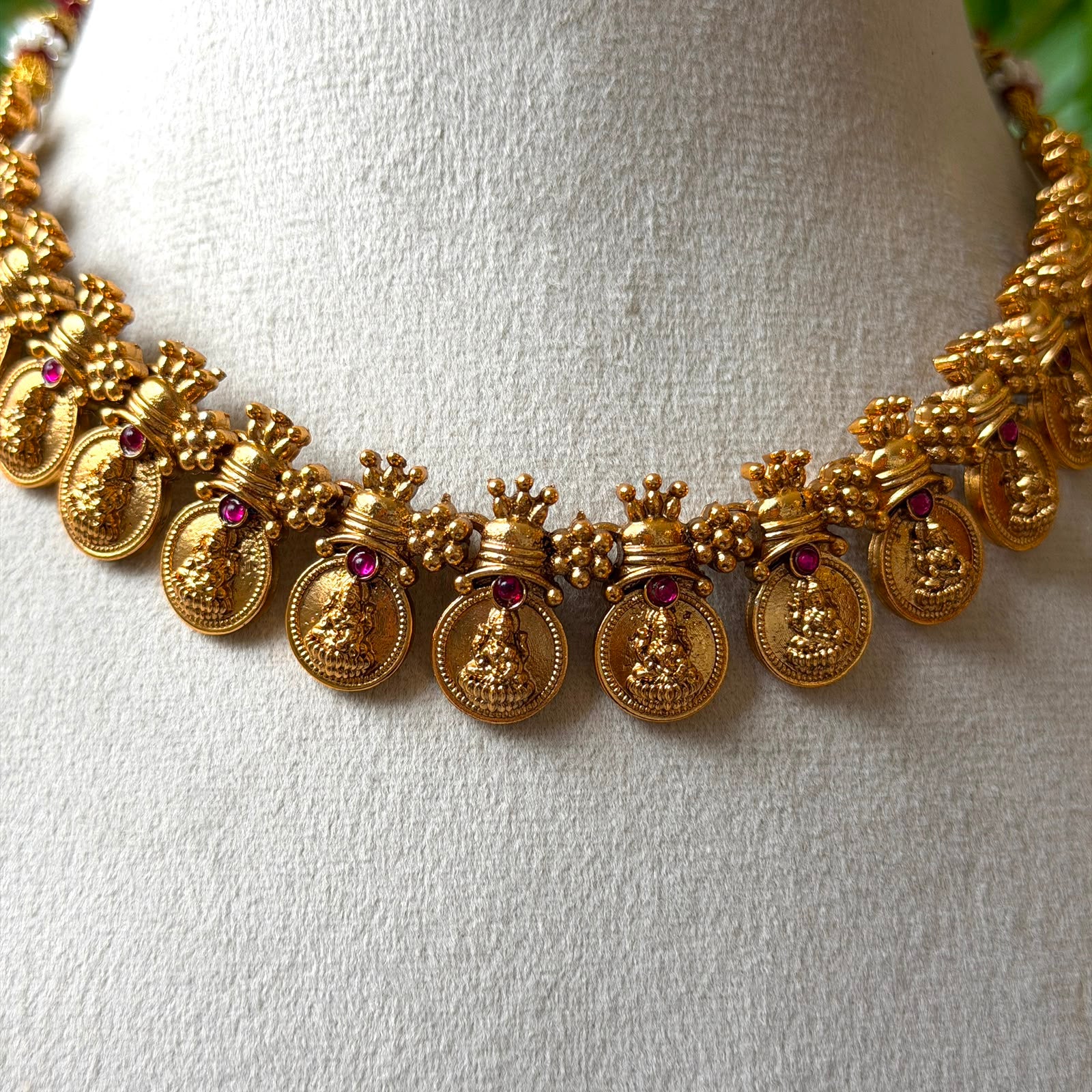 Antique Gold Lakshmi Kasu Mala Short Necklace Set – Traditional Coin Choker with Ruby Accents AN299