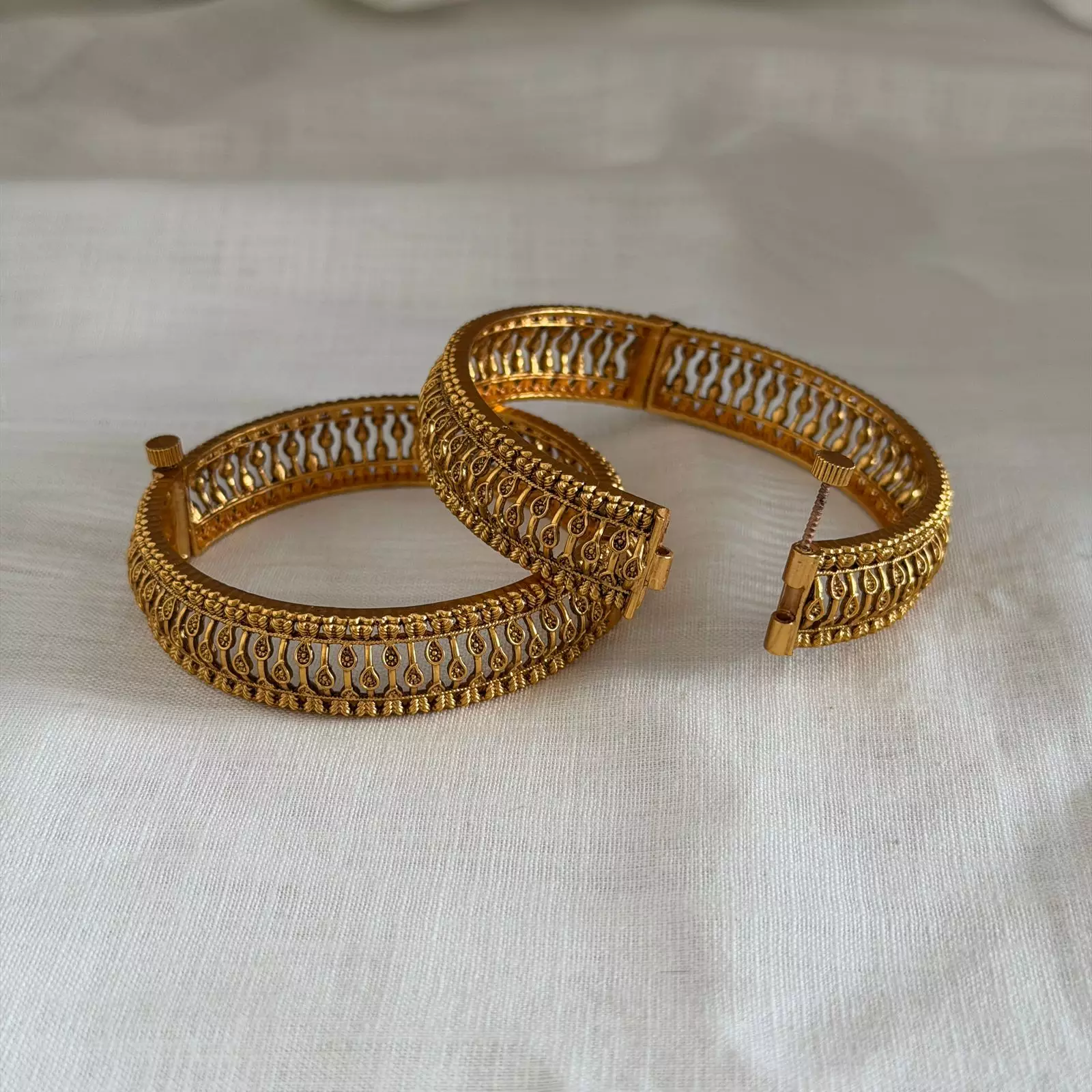 Antique Bangle AB61 - Image 2